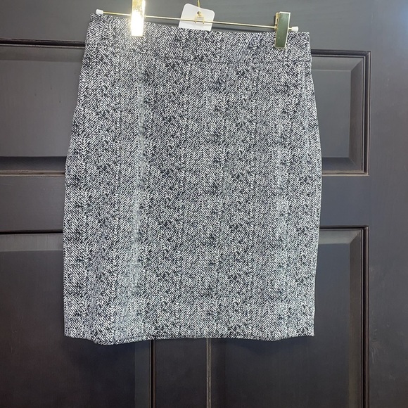 Size 8 CAbi Agent Skirt - Picture 4 of 7